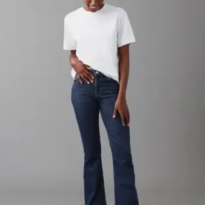 Full length flare jeans från Gina tricot💓 Nyskick, aldrig använda 🌟 Nypris 499 kr men säljer för 300 kr + frakt 🌷 Kontakta privat för egna bilder 