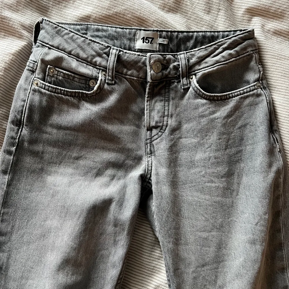 Jättesnygga lowwaist/midwaist jeans i bra skick ifrån lager157, säljer för dom är för långa för mig☺️ storlek xxs men är som xs/34💗. Jeans & Byxor.