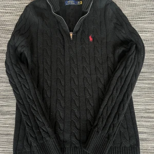 Ralph lauren zip - En half zip från Ralph lauren i bra skick. Skriv för fler bilder eller frågor.