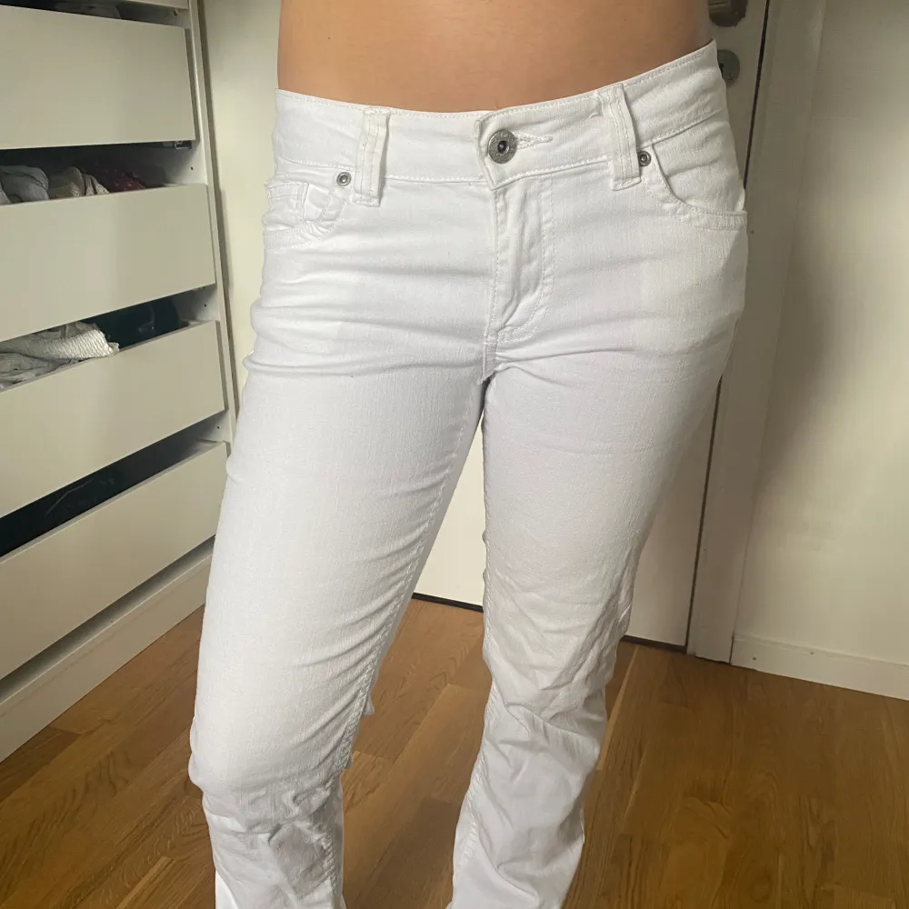 Vita jeans från Kappahl. Alldrig använda. Dom är storlek 164 men skulle säga att dom passar XS/S💕. Jeans & Byxor.