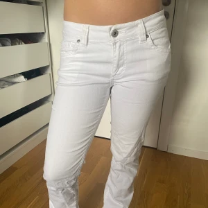 Vita jeans - Vita jeans från Kappahl. Alldrig använda. Dom är storlek 164 men skulle säga att dom passar XS/S💕