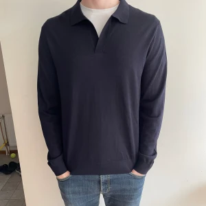 Merinoull tröja från brothers - Riktigt skön oanvänd mörkblå merino tröja från brothers riley. Storlek large. Tröjan är i nytt skick då den aldrig har använts!