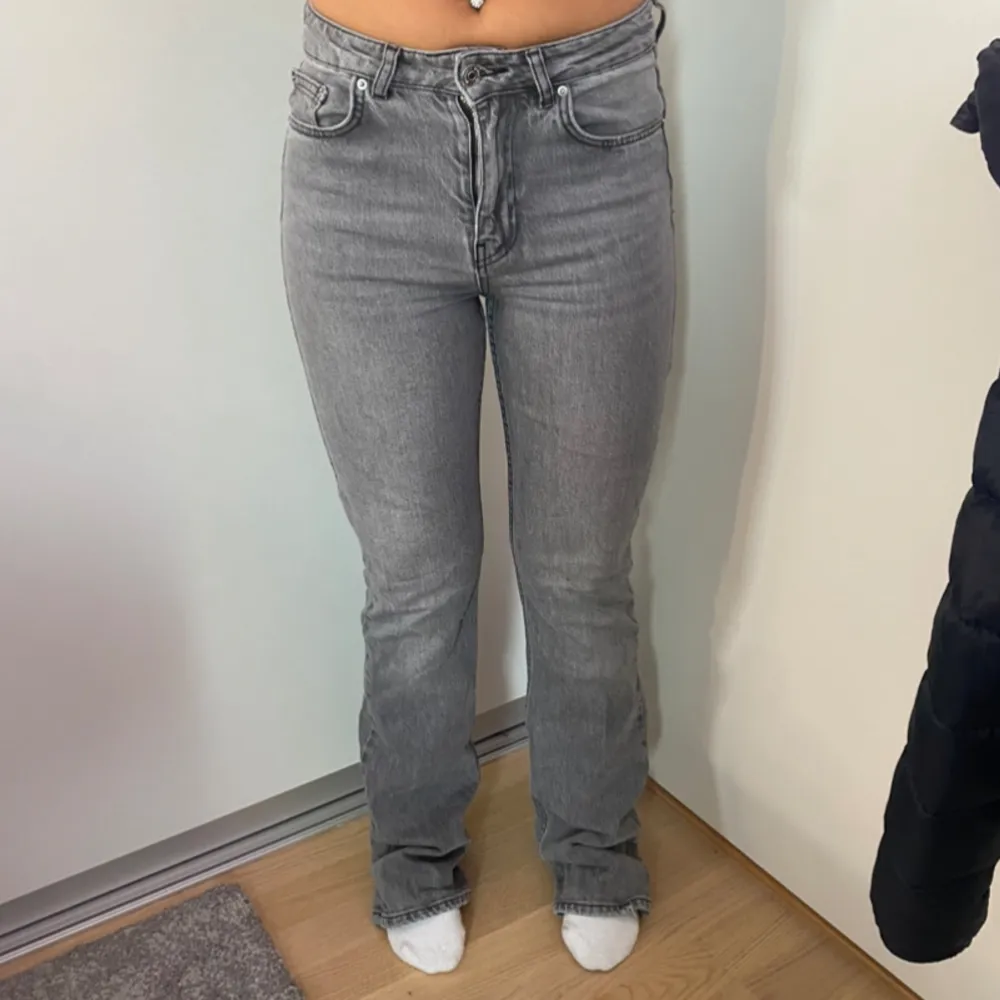 Säljer ett par snygga gråa jeans i storlek 34 från ginatricot. Nypris 500kr. Dem är i bra skick. Mått: midjemått- ca 34 cm, innerbenslängd- ca 78-79 cm.  Skriv om du har några frågor💞. Jeans & Byxor.