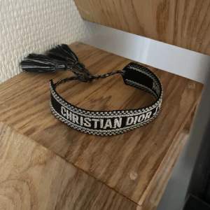 Säljer detta dior likande armband som jag köpte i Frankrike i somras för 550! Vid eventuella frågor eller funderingar kom privat 💓