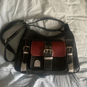 crossbody väska - fin väska i nyskick, dm vid frågor ca 30x20