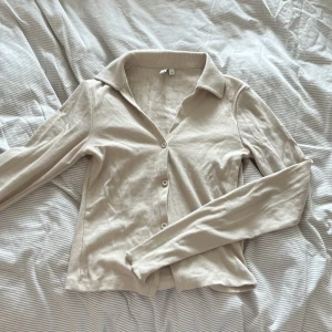 Kofta/tröja - Kofta/tröja från Nelly i fint skick. storlek xs. För att se passformen på kolla den bruna (samma modell och storlek)