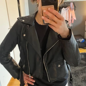 Skinnjacka - Superfin skinnjacka i bra skick från Pull&Bear.