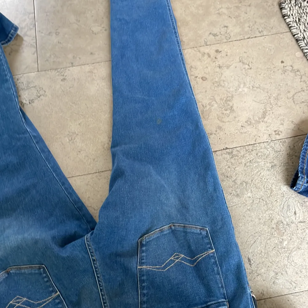 Asfeta jeans från replay köpta inne på volt i Göteborg. Sparsamt använda men en fläck på baksidan av benet ( 99% säker att det är ngt smuts utifrån från golfande). Nypris 1200.   Kom dm om intresserad så kan vi kolla kring om fläcken går att få bort!. Jeans & Byxor.