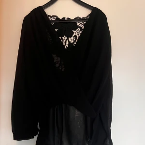Blus - Snygg blus som är genomskinlig och kortare där fram. Den är riktigt snygg i ryggen och är i fint skick.