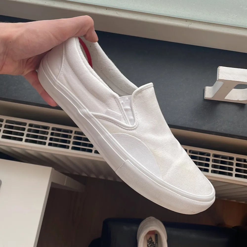 Looking to sell my Vans. Looking new, barely used. Bought new ones with more stability. . Kengät.