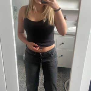 Low waist straight jeans - Gina Tricot jeans low waist straight. Storlek 32. Använd ett par gånger men tycker inte om hur dom sitter på mig. Inga skador. Köpta för 500 i butik säljer för 250. 