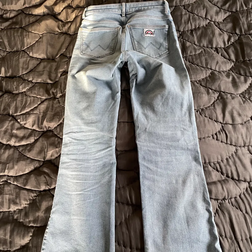 Säljer dessa medelhöga bootcut jeans med fickor framtill i ljusblå. Super snygga och bekväma. Storlek W26 och L34, men uppsydda hos en skräddare. Passar perfekt för mig som är 163. Lite missfärgade längst ner, syns på bild 3. Köpta för 949kr💕. Jeans & Byxor.