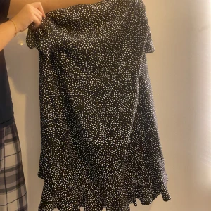 Sommarklänning  - Prickig sommarklänning som man knyter. Super fin att ha på sommaren och är i jätte skönt material. Skriv privat om ni vill se den på.