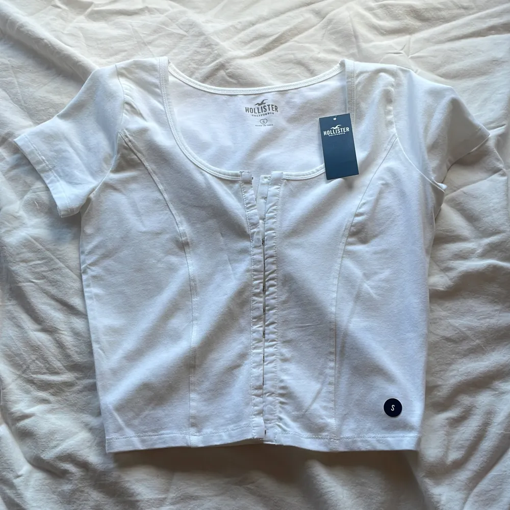 Helt oanvänd tröja från hollister som är jätte snygg! 🤩 inköpt i somras för 31$. T-shirts.