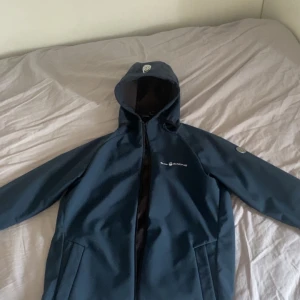 Mörk blå sail racing jacka  - Jag säljer en sail racing jacka som är ganska tunn och funkar perfekt till våren eller sommaren.