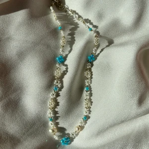 Handgjort halsband 💕 - Tillgängligt som armband 💕 samt i andra färger, upp till 10 olika färger. Vid köp av set(armband +halsband) får man ett önskad armband som present. 🌸 Besök vår profil för mer💕