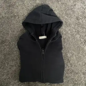 Hej säljer en CLIQUE hoodie nästan helt ny i storlek S/36 i man storlekar. Skick 9/10. Priset kan diskuteras. ”Om ni undrar så är tröjan utan tryck”.