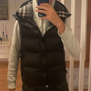 Burberry Jacka/väst - Den är i jätte bra skick bara två av knapparna som e skrapade men de syns inte såklart får man armarna till jackan med mvh byten är intressanta 