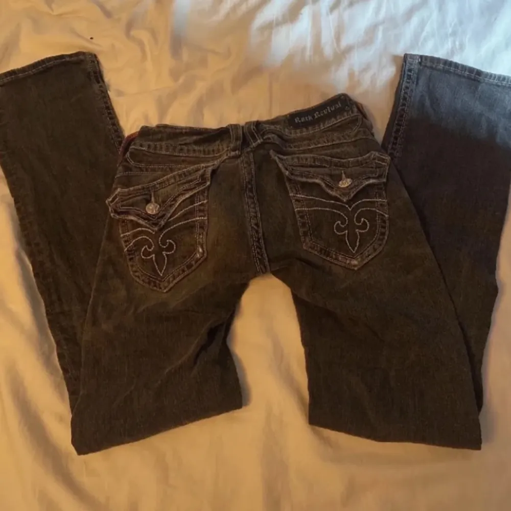 Säljer dessa lågmidjade bootcut jeans från rock revival då de inte kommer till användning. Byxorna är i mycke bra skick och har använts få gånger. (pris kan diskuteras) 💕. Jeans & Byxor.