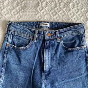 Wrangler jeans i modellen ”retro skinny”. Storlek W26 L32