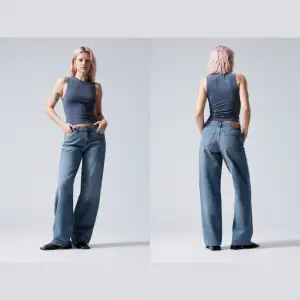 W26 L32, ample low loose jeans. i färgen treasure blå. använt ett fåtal gånger och i mycket bra skick. säljer pga att de aldrig används längre. orginalpris 590kr. 