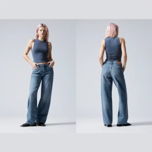 weekday ample låga lediga jeans - W26 L32, ample low loose jeans. i färgen treasure blå. använt ett fåtal gånger och i mycket bra skick. säljer pga att de aldrig används längre. orginalpris 590kr. 