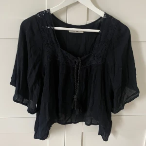 Blus - Svart blus från Svea💕  