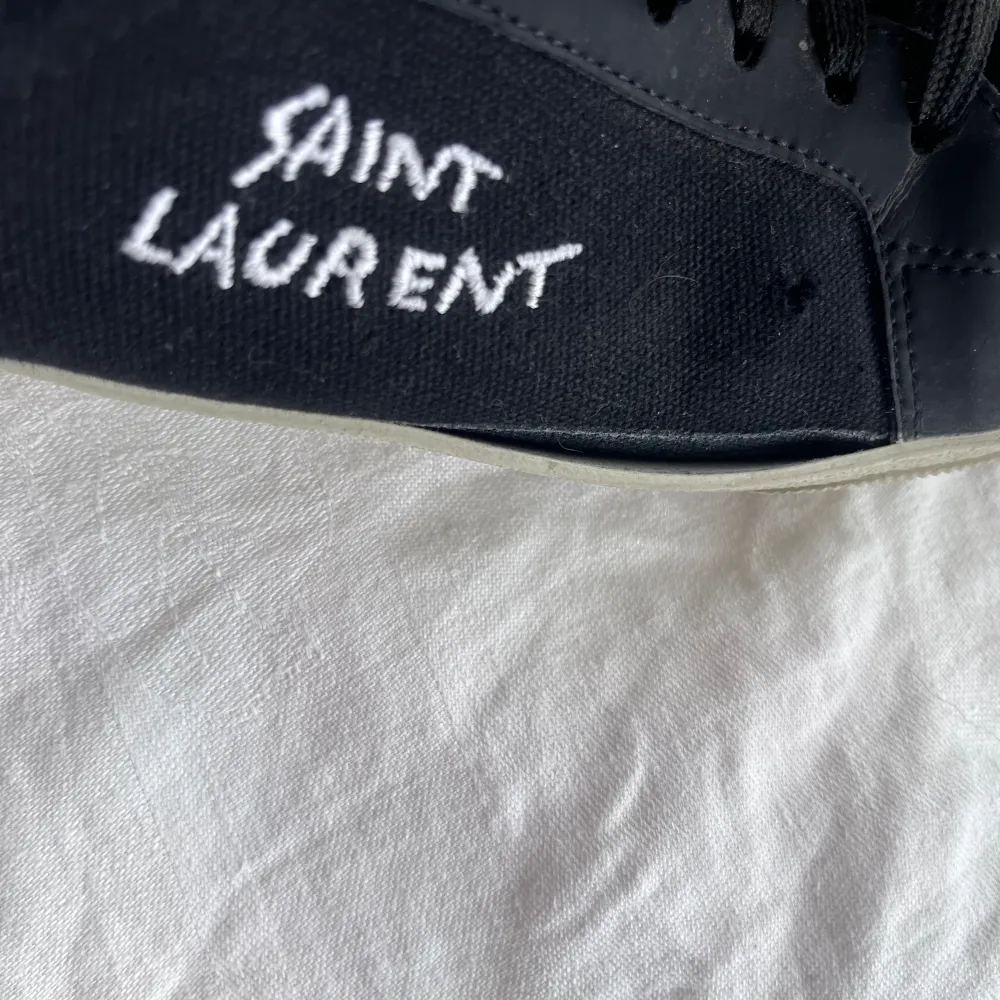 Fina saint Laurent skor. Säljer nu pågrund av de inte kommer till användning plus lite lim har släppt på högra skon som ni ser på sista bilden. Skor.