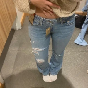Lågmidjade jeans från Levis💞 - Säljer dessa sååå snygga jeans från Levis🤩 Modellen är ”superlow bootcut”, i nyskick. Skriv gärna för frågor🥰💞
