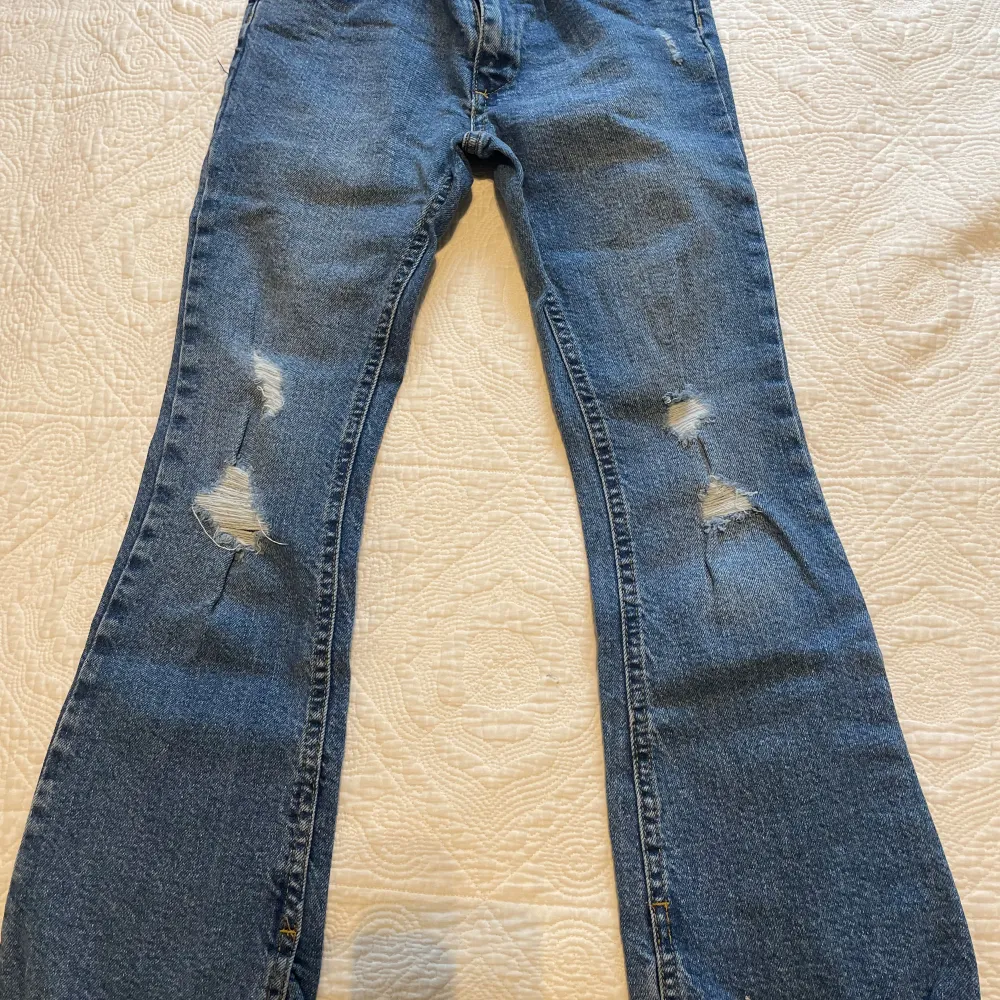 säljer Zara jeans storlek 140 i olika modeller. de är i bra skick. Kan skicka fler bilder vid intresse. Om ni är intresserade av alla kan vi ordna med paket pris.. Jeans & Byxor.