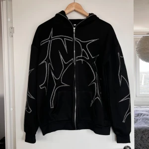 Zip up hoodie - Zip up hoodie med stenar på. Den har en dragkedja som går hela vägen och storleken är S/M. Skicket är som ny, säljer för 450💕