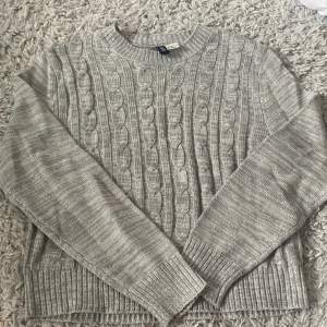 en jättefin grå stickad tröja, den är från h&m och jag säljer den för att den inte kommer till användning! skriv för fler bilder/frågor, annars funkar köp nu bra!