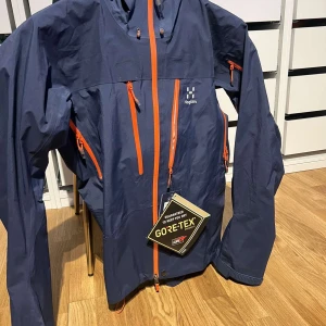 Haglöfs jacka - Säljer min nya haglöfs jacka som ej  har kommit till användo för den inte passa mig . Tyvärr har jag tappat bort kvittot darför kan jag inte lämna tillbaka den . Nypris 4999kr