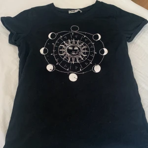 T-Shirt med tryck! - Säljer en fin t-Shirt med tryck! Den är i använt skick💕! Men den är nytvättad💗💗 Pris kan diskuteras💖💖