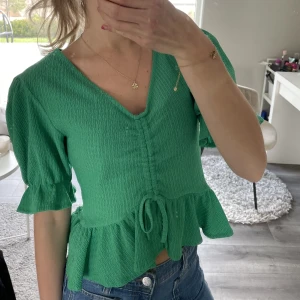 Grön topp💚 - Sååå fin grön volangtopp perfekt till våren💚