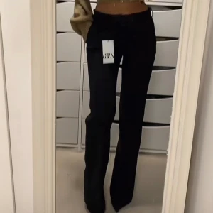 Kostymbyxor i Ull - Säljer dessa snygga kostymbyxor i Ull. Utsvängda. Köpta för 699 kr. För referens är jag ca 172 och dem finns mer utrymme. Använda men i fortsatt bra skick, lappen är inte kvar som på bilden. 