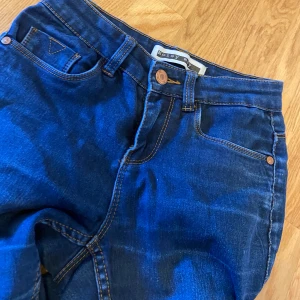 Skinny blå jeans  -  Använda men fortfarande i bra skick för att användas. Perfekta för en avslappnad stil till ett förmånligt pris!