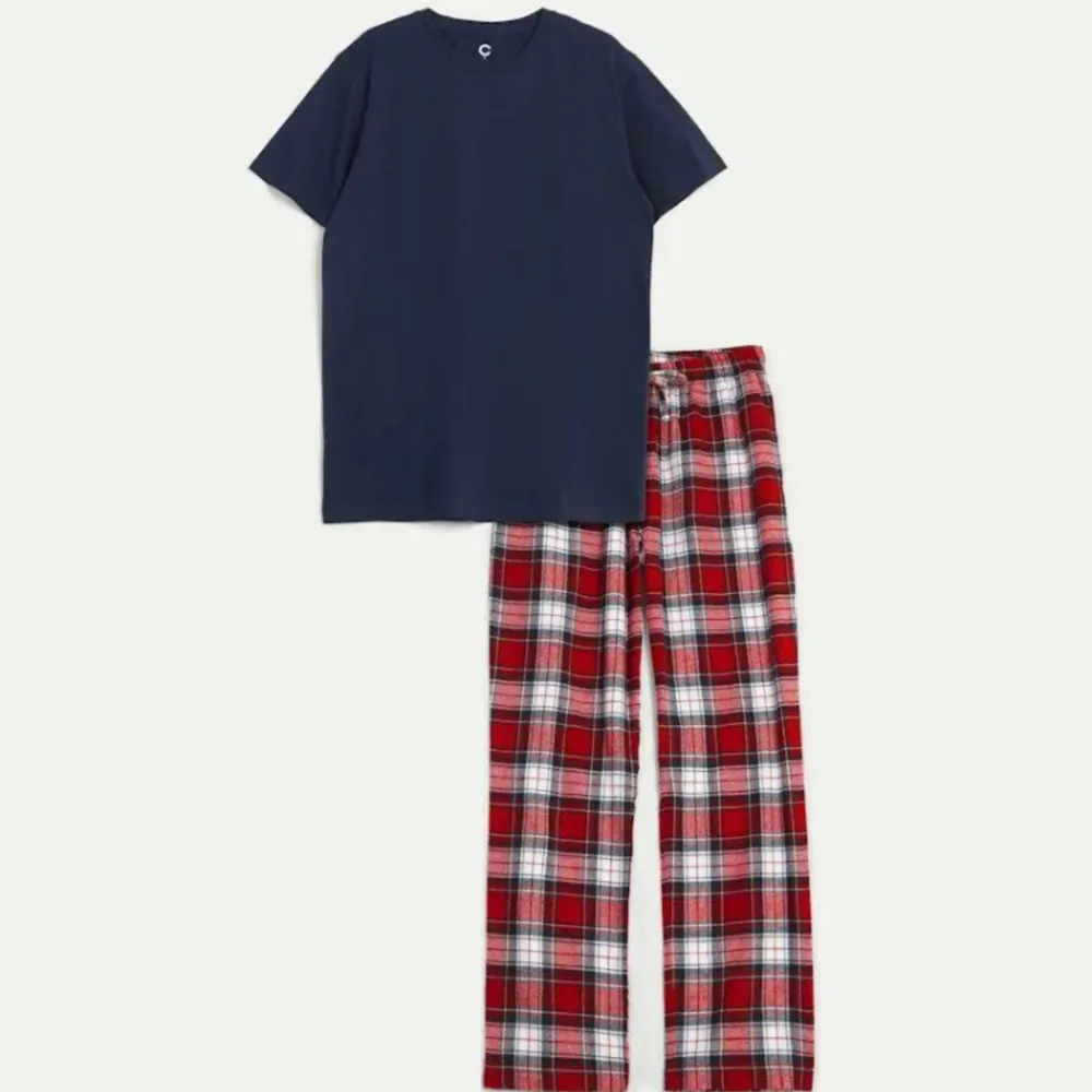Intressekoll på detta supersnygga pyjamas set i storlek M (herr). Aldrig användt. Nypris 499kr men går att förhandla, skriv gärna om ni är intresserade💗. Jeans & Byxor.
