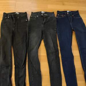 Svarta och mörkblå jeans från Lager 157, strl S.  Sparsamt använda.