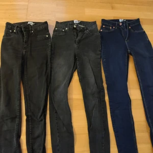 Jeans lager 157 snake S - Svarta och mörkblå jeans från Lager 157, strl S.  Sparsamt använda.