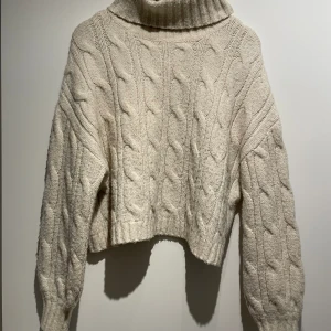 Begie stickad polotröja  - Begie stickad polotröja, storlek XS från Bik Bok