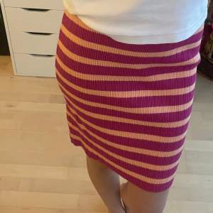 Randig stickad kjol från club Monaco! I superbra kvalitet och nyskick, har vikt kanten en gång så går att ha ngt längre om man skulle vilja! 