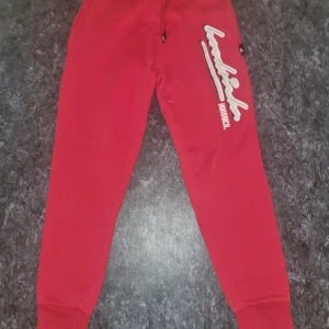 Hoodrich byxor - Hoodrich röda byxor för bara 200 Originell pris är cirka 500-750.  Bra skick och inget fel med de. Färgen är som ny. Har bara haft på mig den 3 gånger och tvättat 1 gång.