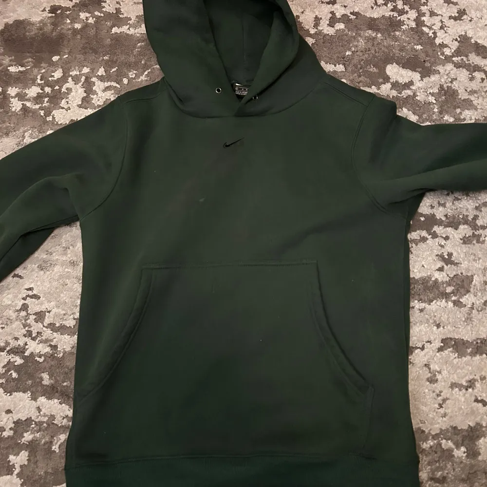 Hej! Jag säljer en oversized grön Nike middle swoosh hoodie. Den var lite för stor på mig. Storlek L. Pris kan diskuteras. Hoodies.