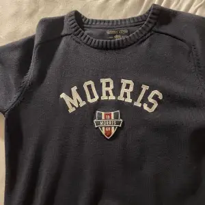 Tjena ! Säljer denna feta Morris tröjan, den är i storlek M men passa S, Skirv gärna om du är intresserad. Mvh Oskar