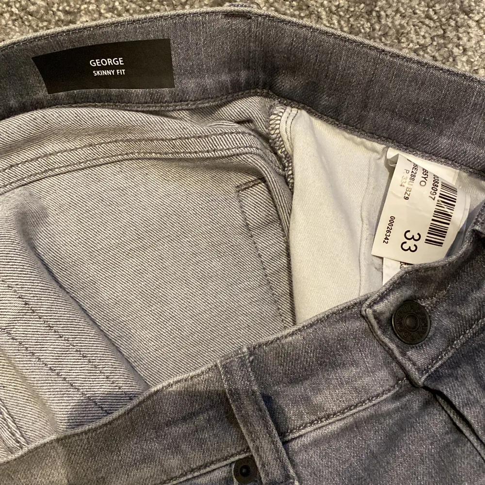 Jeans från dondup, modellen är George, mycket bra skick, storlek 33 nypris 3599 - vårt pris 1199. Hör av er vid frågor!/SS. Jeans & Byxor.