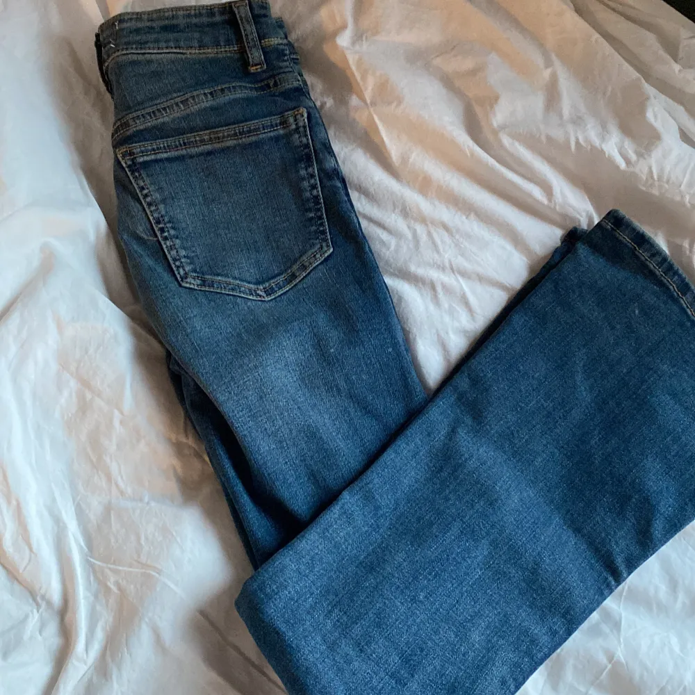 bootcut jeans från zara i storlek 32. köptes för några månader sen, men de har bara används 1 gång💗 säljer pga att jag inte använder dem☺️ orginalpris var ungefär 400kr🥰. Jeans & Byxor.