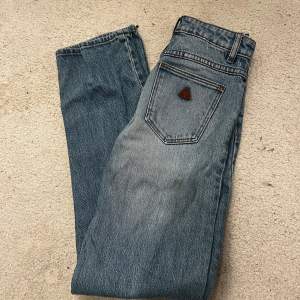 Supersnygga och supersköna jeans ifrån Abrand.  Är raka och i storleken 24. Köpta för 1000kr mitt pris 250. Bara använda få gånger 