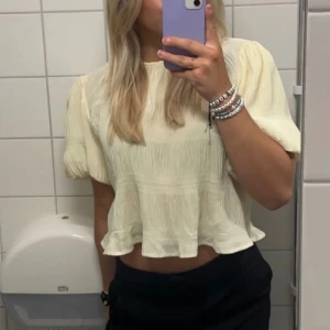 Gul blus - Säljer vidare denna blusen som jag köpte på plick för ett tag sen då den inte kommit till användning 💛 