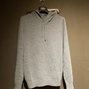 Bomull/ull hoodie - Säljer denna bomull och ull hoodie från dressman. Endast använd 1 gång så 9,5/10 i skick. Skriv för fler frågor eller bilder.